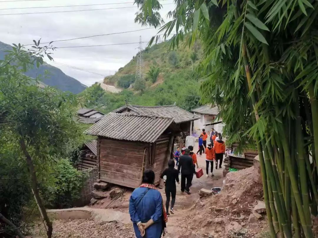 兹 · 态 | 点亮大山里的梦想，闷龙河丽兹行爱心小学落成