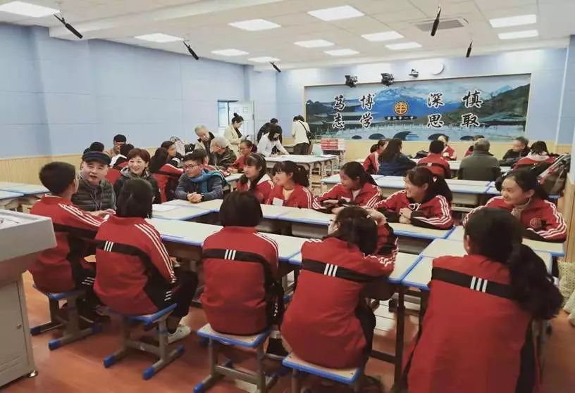 香港“两地一心”慈善基金会到 丽江市第一高级中学开展捐资助学活动