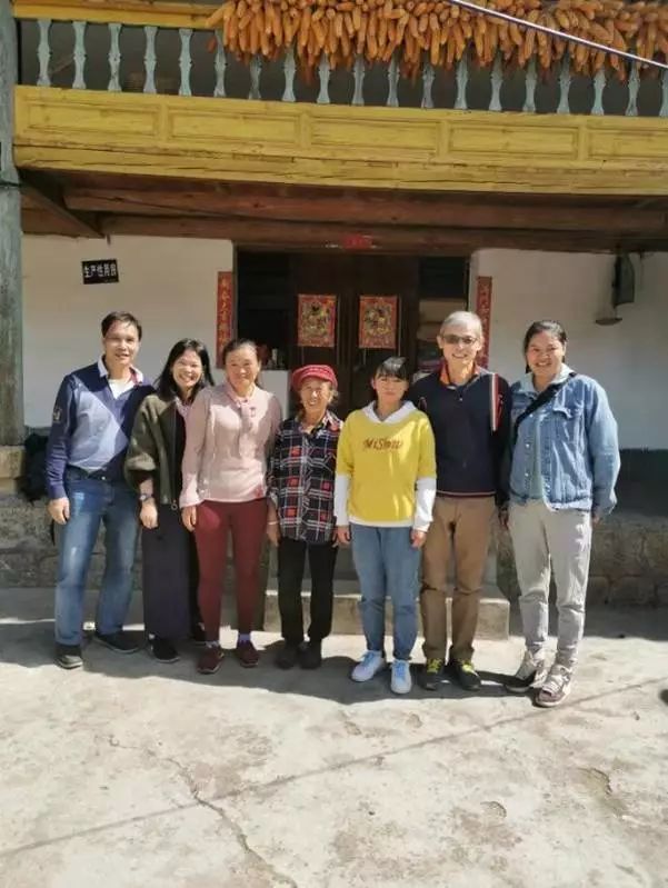 香港“两地一心”慈善基金会到 丽江市第一高级中学开展捐资助学活动