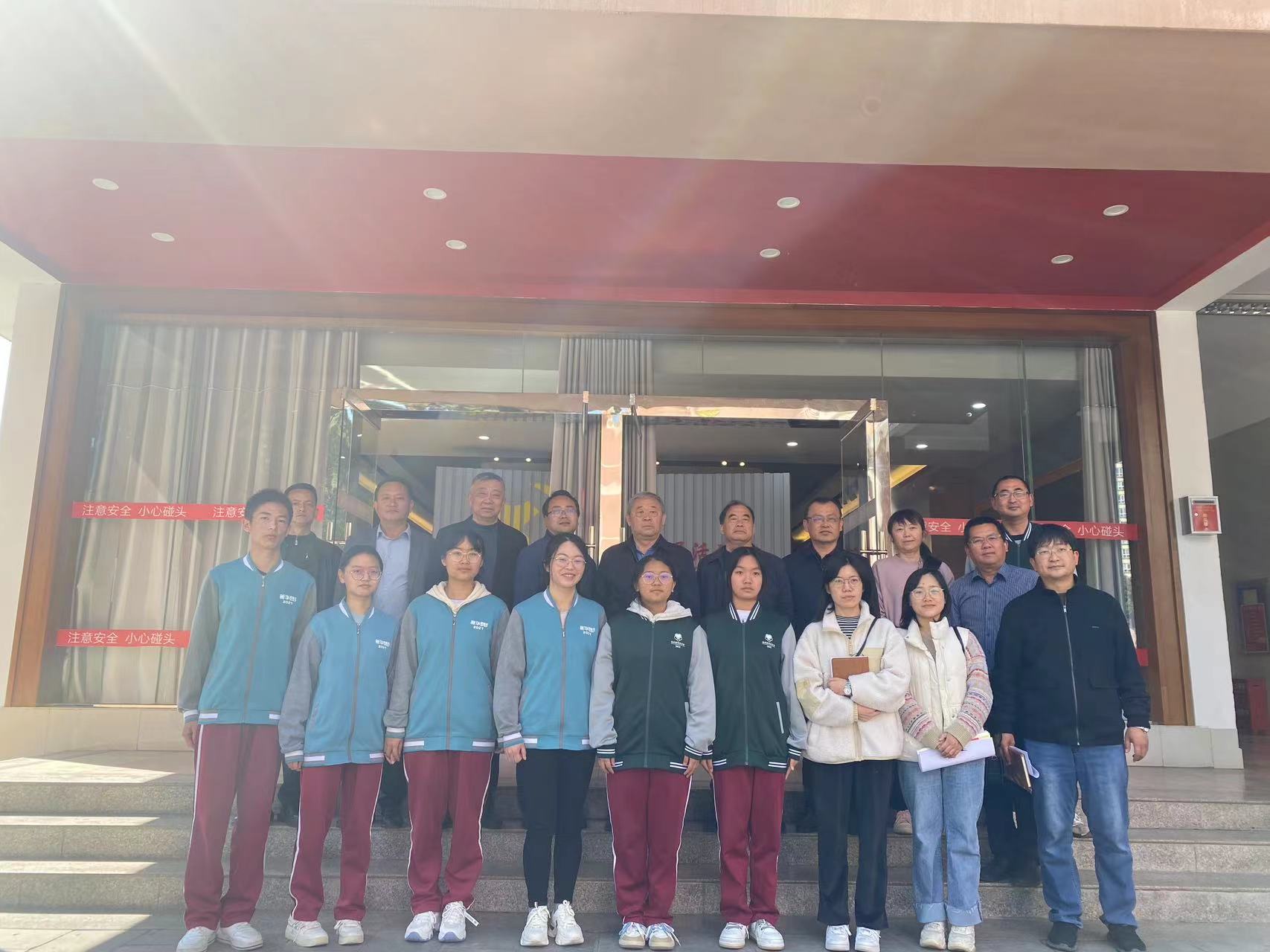 云南省侨联、云南华商公益基金会一行到保山调研“珍珠班”办班情况