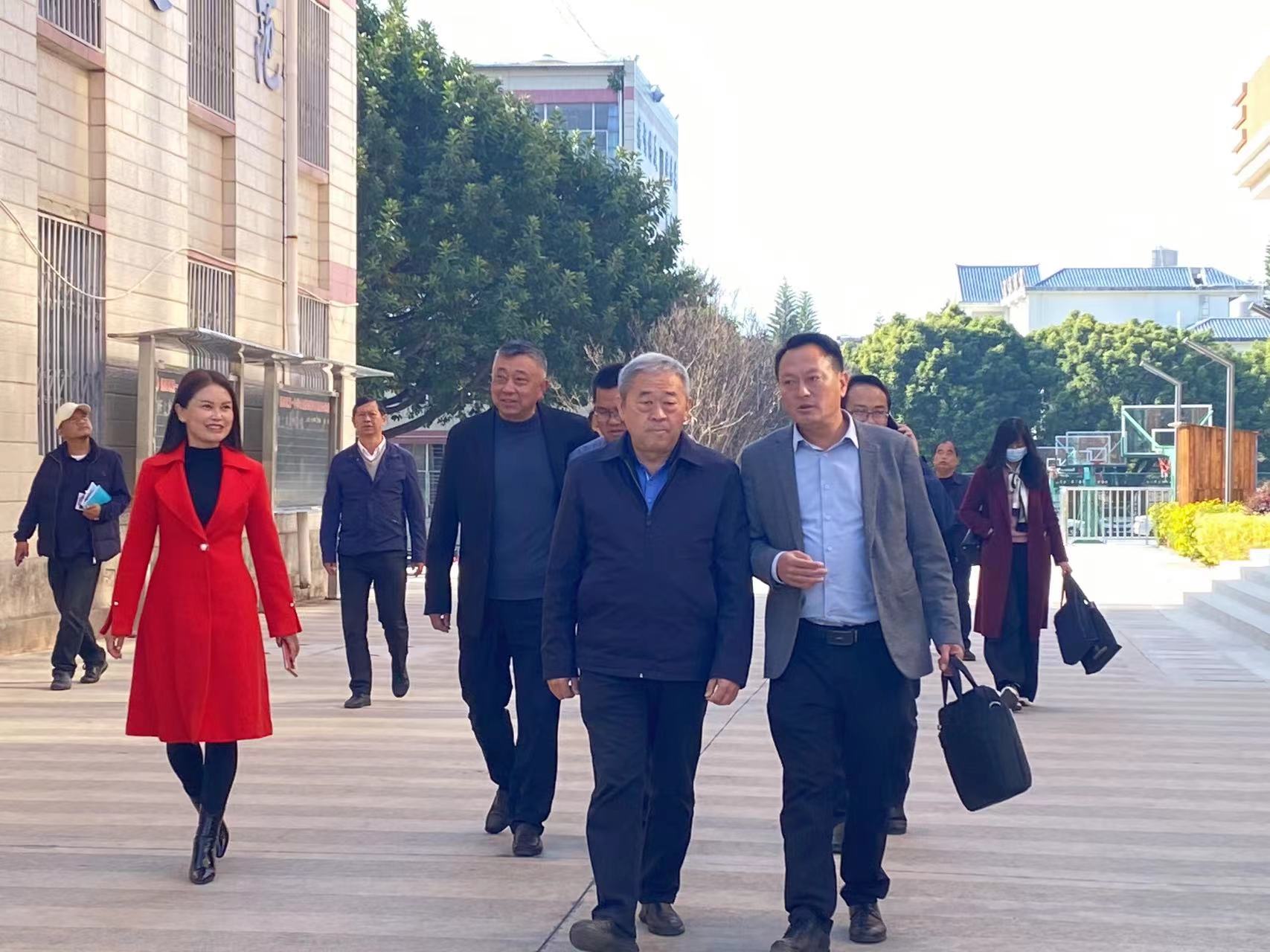 云南省侨联、云南华商公益基金会一行到保山调研“珍珠班”办班情况
