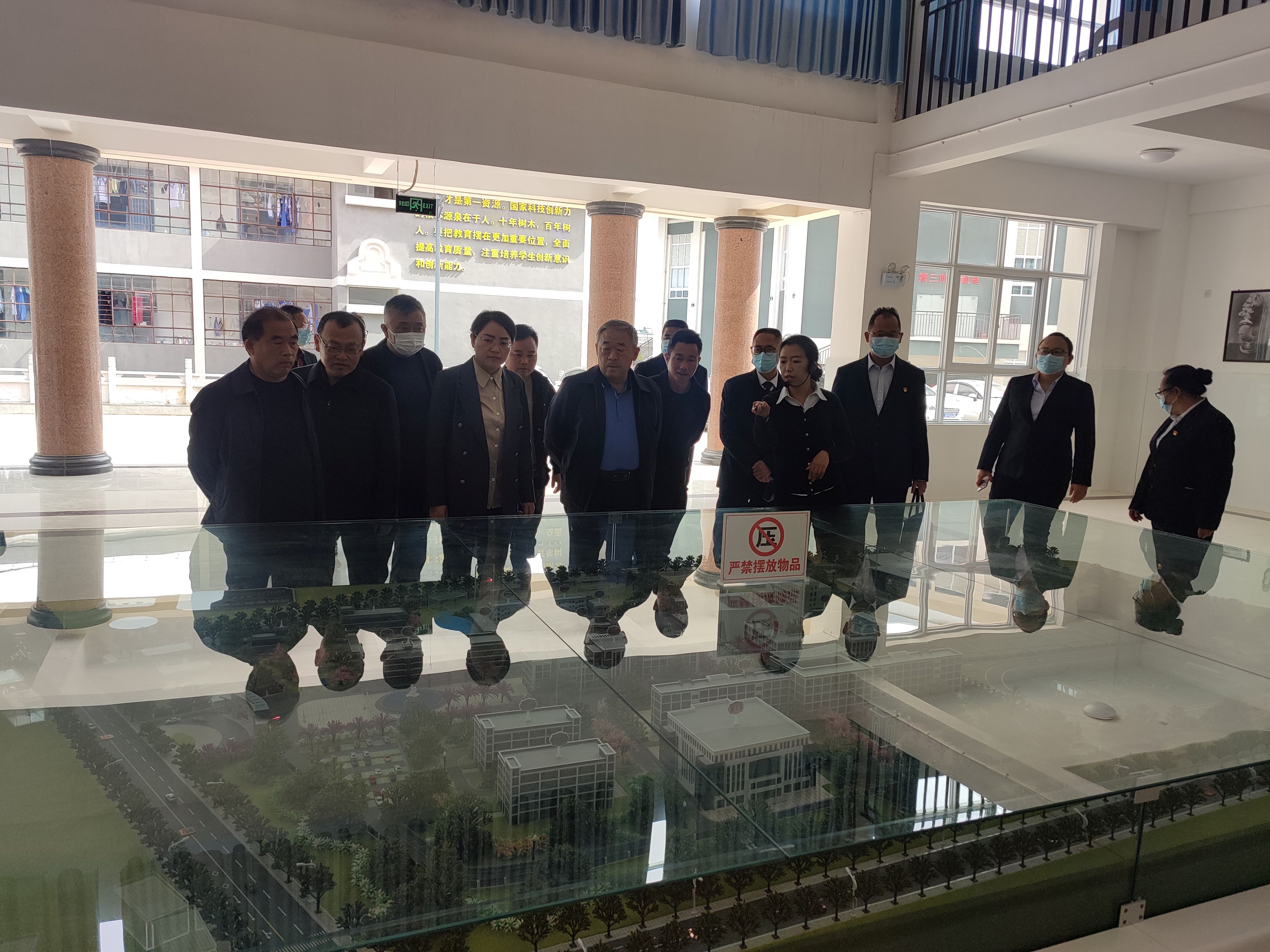 云南省侨联、云南华商公益基金会一行到保山调研“珍珠班”办班情况
