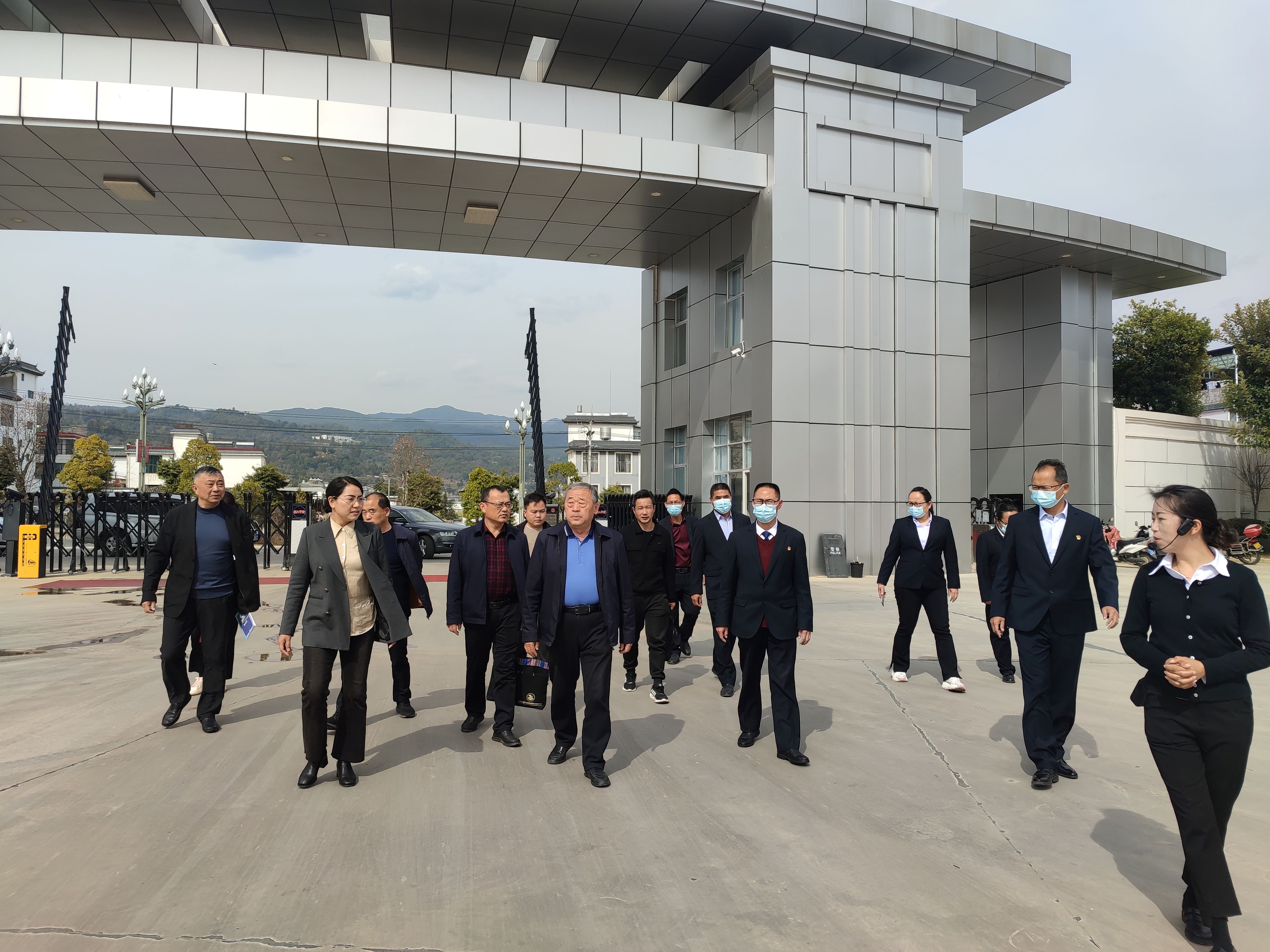 云南省侨联、云南华商公益基金会一行到保山调研“珍珠班”办班情况