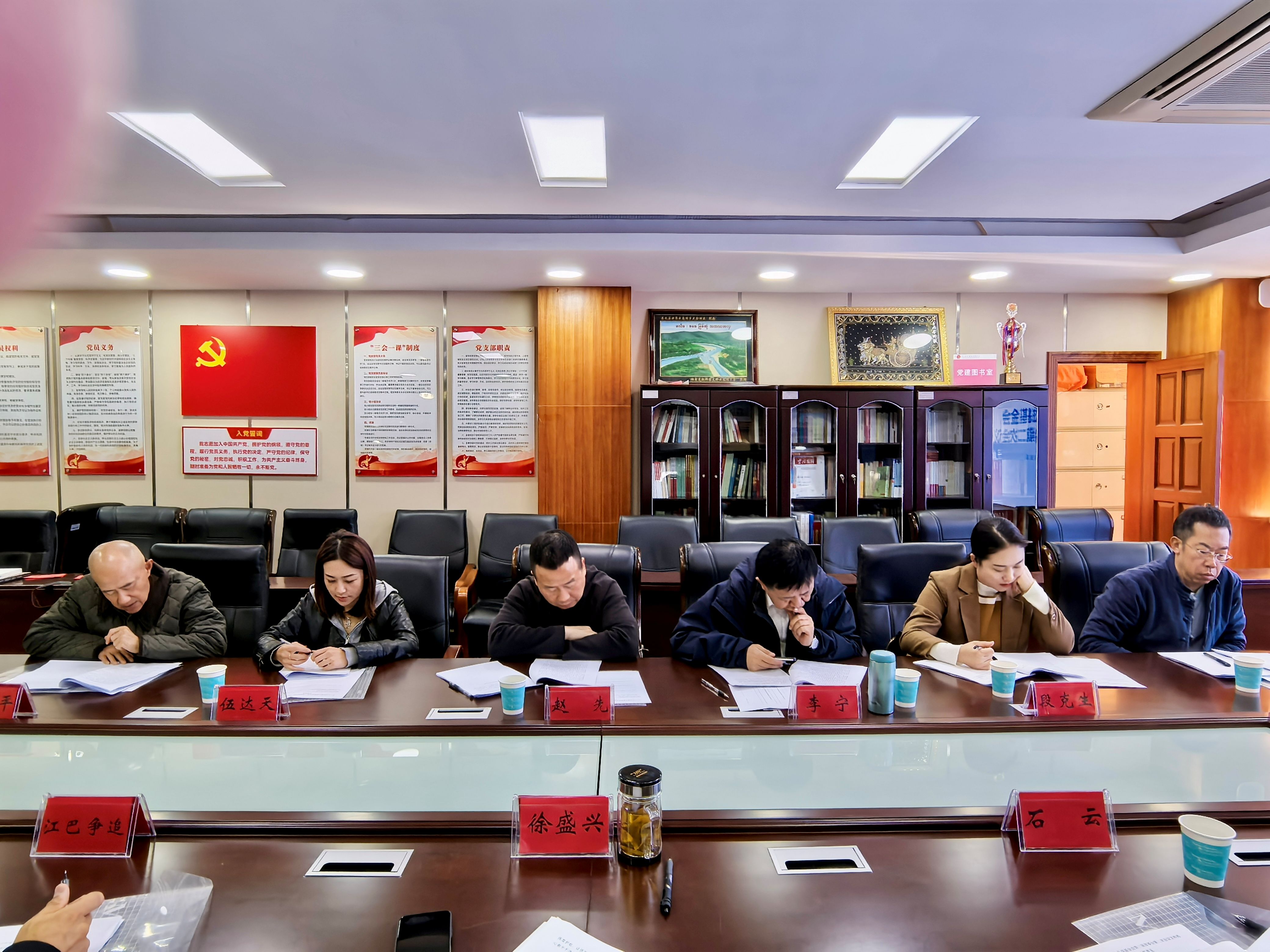 云南华商公益基金会第三届理事会第二次会议在昆召开